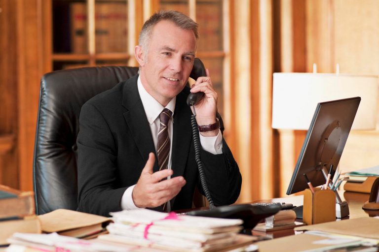 Problemele juridice acum pot fi rezolvate prin telefon, cu Ad-avocat