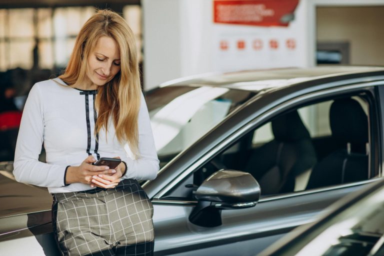 Ce platforme AI ajută la compararea ofertelor rent a car în Cluj?